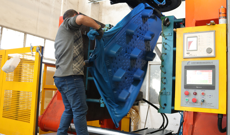 曝光！吹塑托盤生產(chǎn)廠家生產(chǎn)過(guò)程竟是如此！