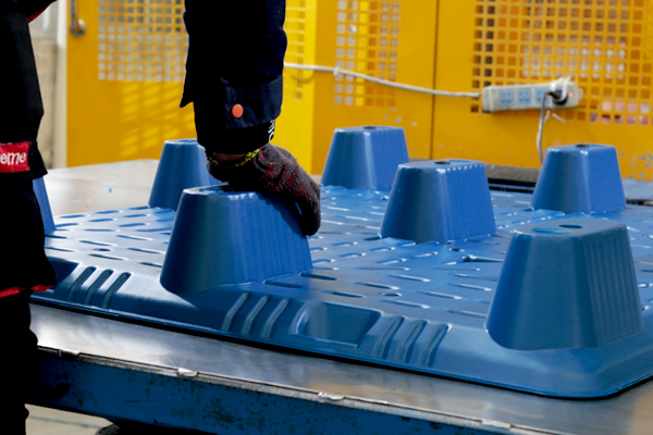 曝光！吹塑托盤生產(chǎn)廠家生產(chǎn)過程竟是如此！