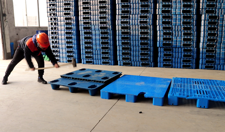 砸！砸！砸！這家吹塑塑料托盤(pán)竟然砸不爛？？？