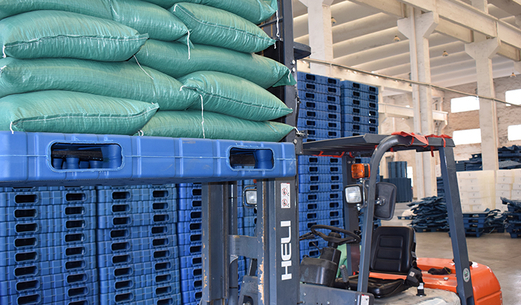 吹塑托盤廠家瘋起來，連自己家的托盤都不放過!